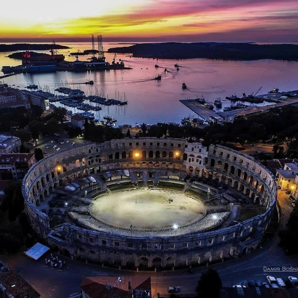 Apartamento Sunny Corner In City Center With Free Parking Pula Exterior foto