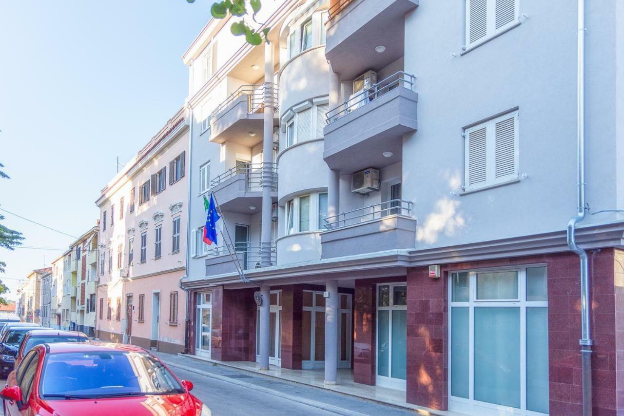 Apartamento Sunny Corner In City Center With Free Parking Pula Exterior foto